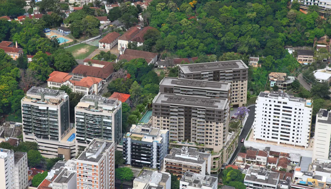 Vista aérea dos três edifícios do Tiê Residencial na Tijuca, com a mata e o bairro ao redor