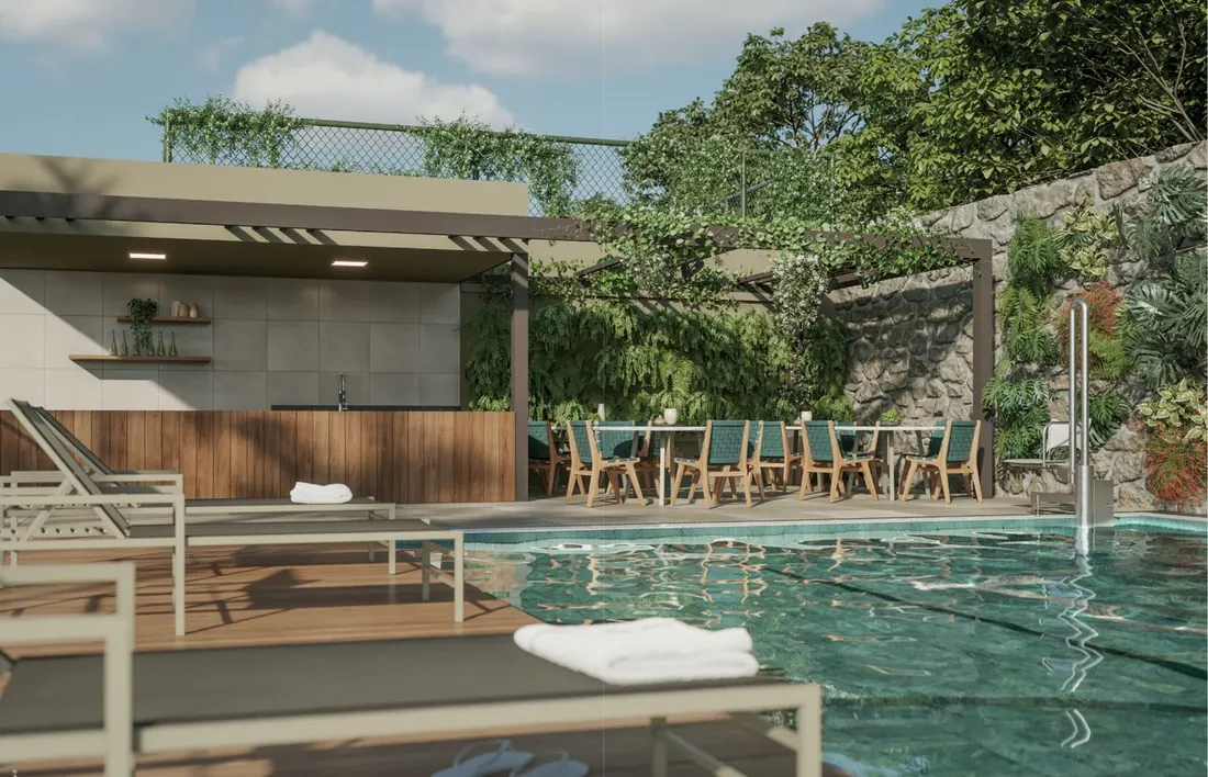 Bar da piscina do Tiê Residencial com deck de madeira, espreguiçadeiras e paredão verde