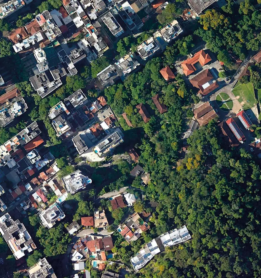 Foto aérea do terreno do Tiê Residencial entre as ruas Homem de Melo e Professor Helion Póvoa, na Tijuca